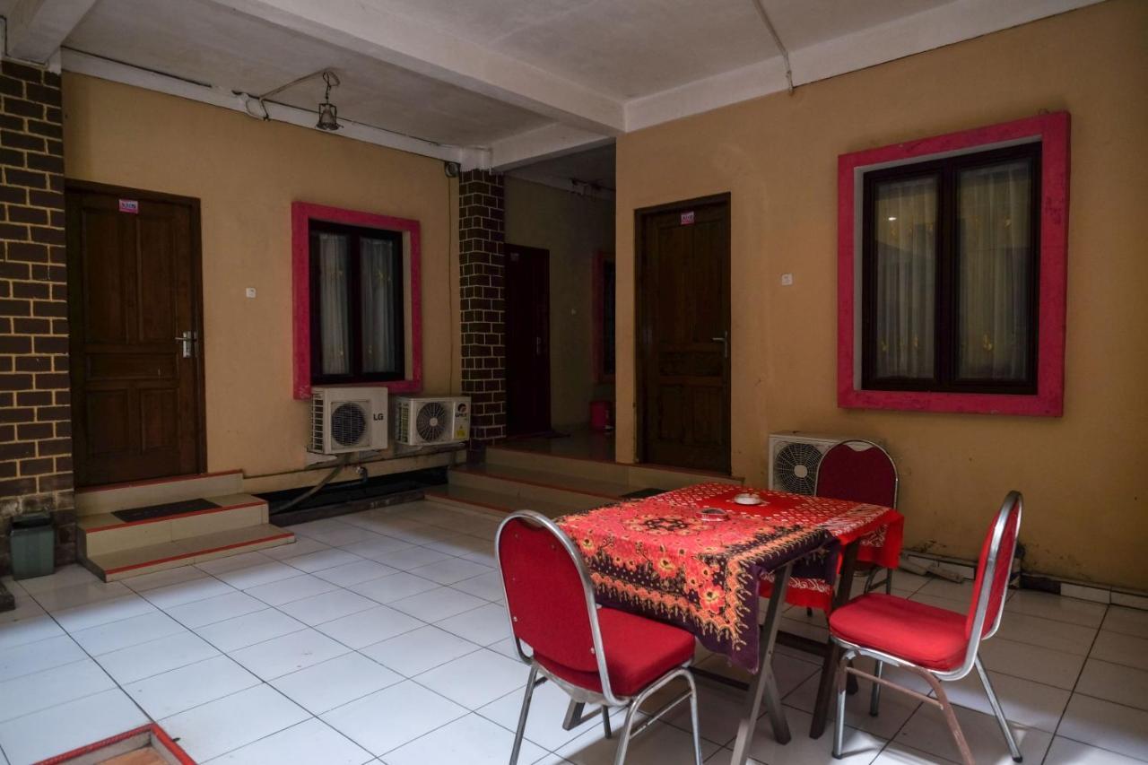 Reddoorz At H&W Hotel Solo Bagian luar foto